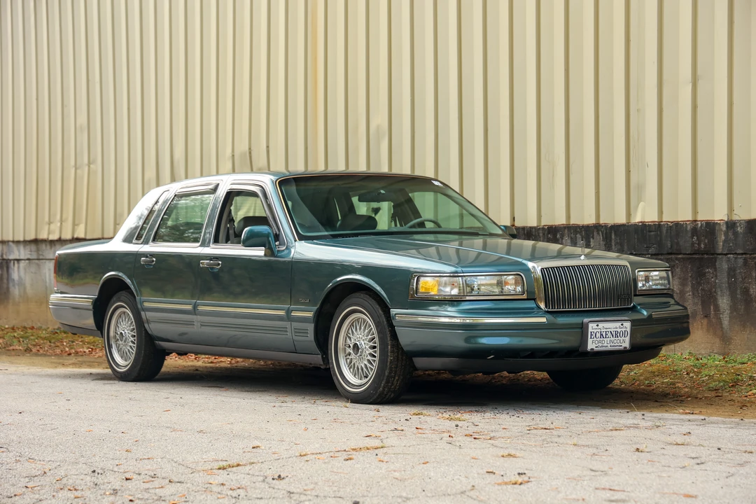 1996 Lincoln Town Car - Image 2 of 31