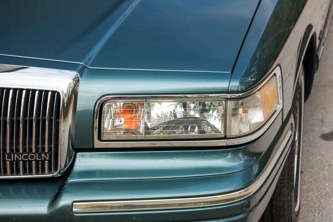 1996 Lincoln Town Car - Image 10 of 31