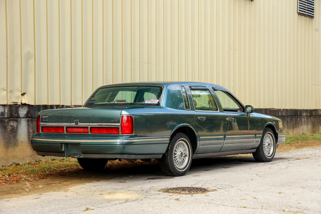 1996 Lincoln Town Car - Image 9 of 31