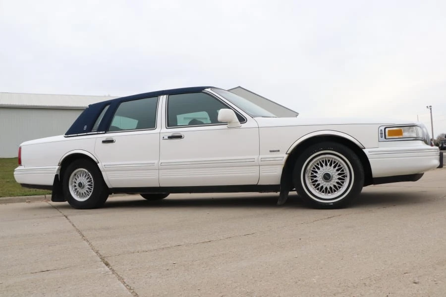 1996 Lincoln Town Car - Image 7 of 11