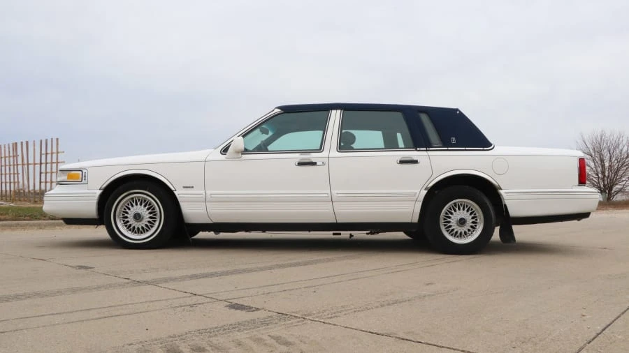 1996 Lincoln Town Car - Image 8 of 11