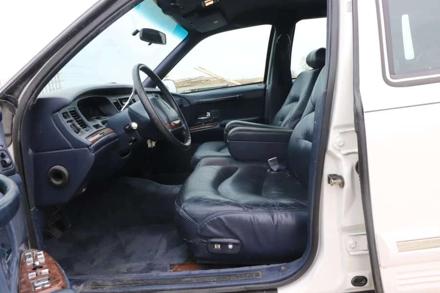 1996 Lincoln Town Car - Image 9 of 11