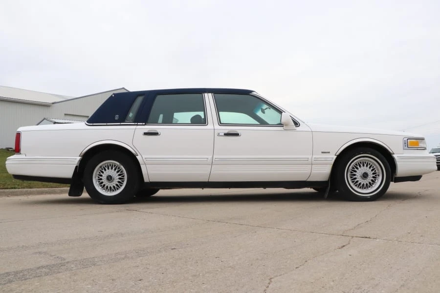 1996 Lincoln Town Car - Image 2 of 11