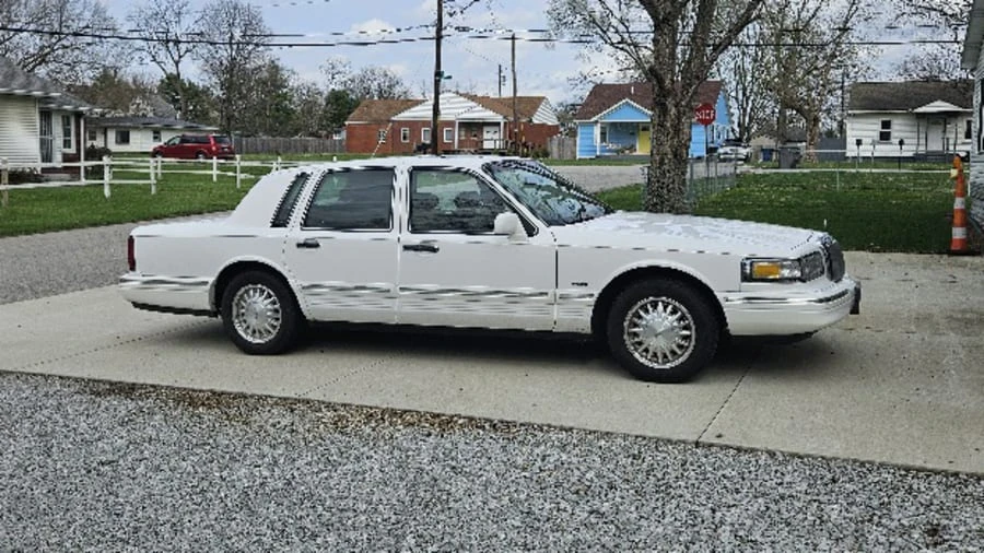 1996 Lincoln Town Car - Image 2 of 12