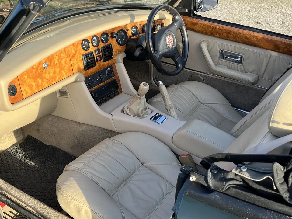 1996 MG RV8 - Image 23 of 30