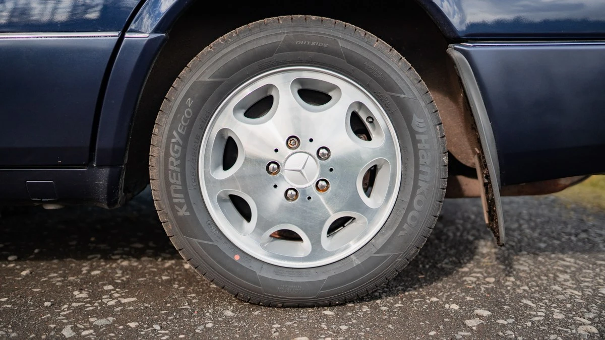 1996 Mercedes-Benz W124 E-Class - Image 12 of 30