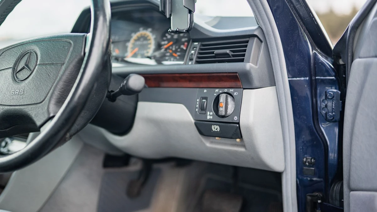 1996 Mercedes-Benz W124 E-Class - Image 28 of 30