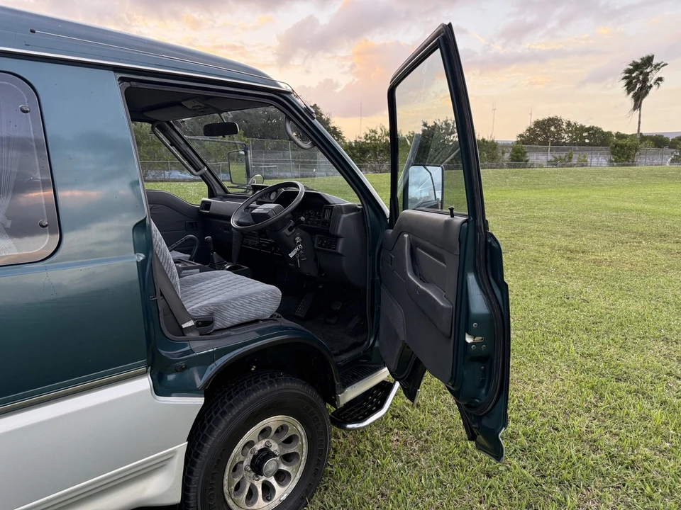 1996 Mitsubishi Delica 4th Gen - Image 9 of 21