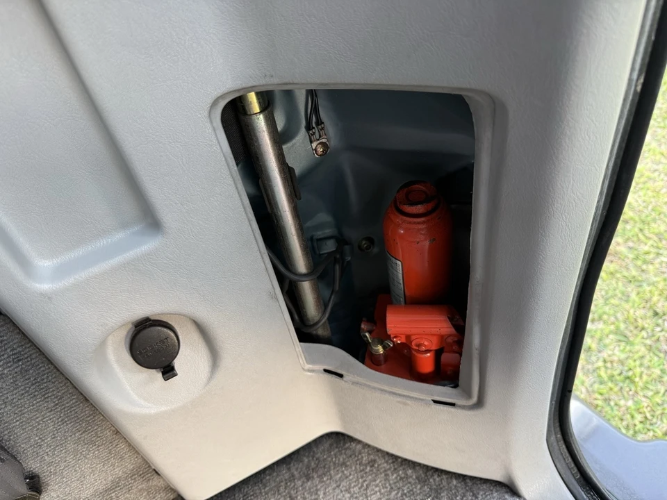 1996 Mitsubishi Delica 4th Gen - Image 10 of 30