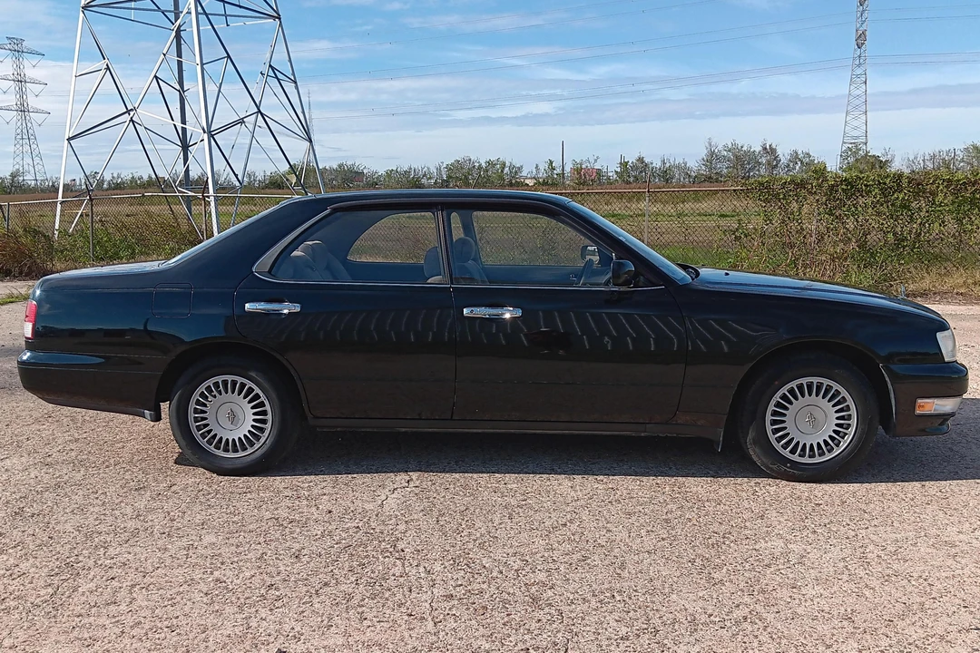 1996 Nissan Cedric 8th Gen - Image 3 of 31