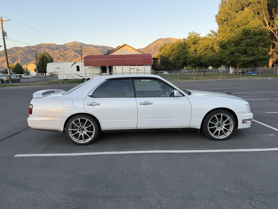 1996 Nissan Gloria 10th Gen - Image 5 of 31