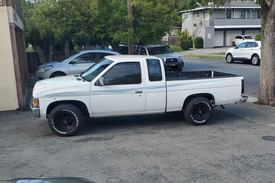 1996 Nissan Frontier - Image 2 of 10