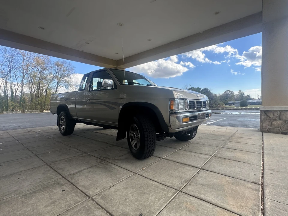 1996 Nissan Frontier - Image 11 of 31