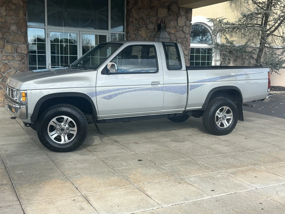 1996 Nissan Frontier - Image 2 of 31