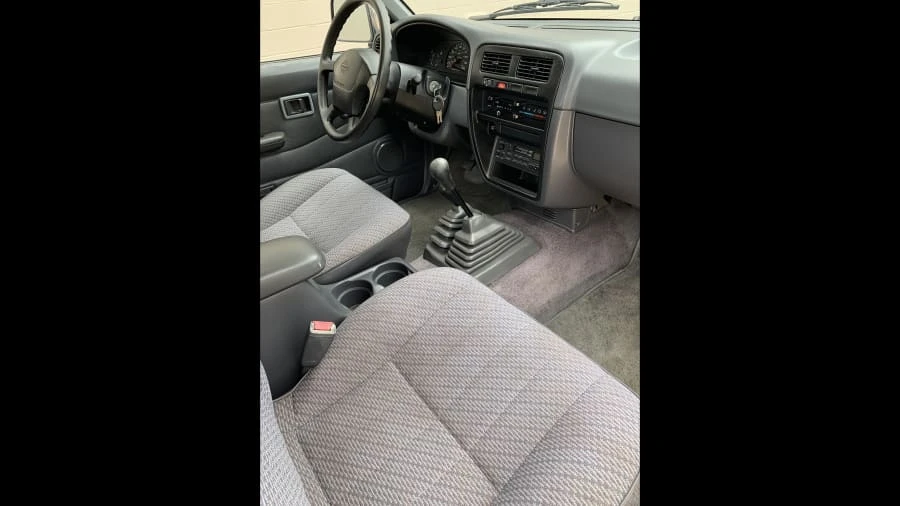 1996 Nissan Frontier - Image 9 of 11