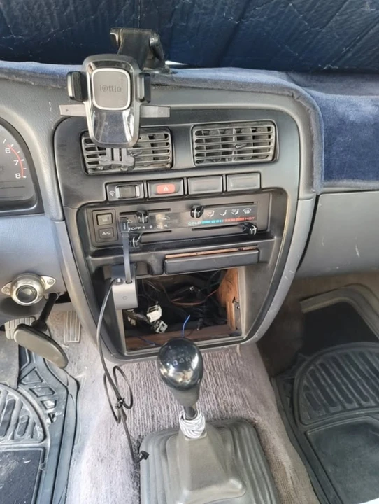 1996 Nissan Frontier - Image 6 of 10