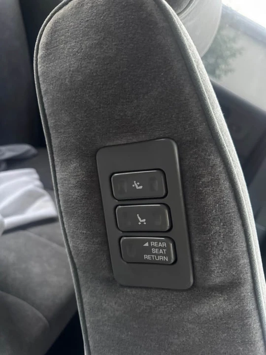 1996 Nissan Cedric 9th Gen - Image 7 of 10