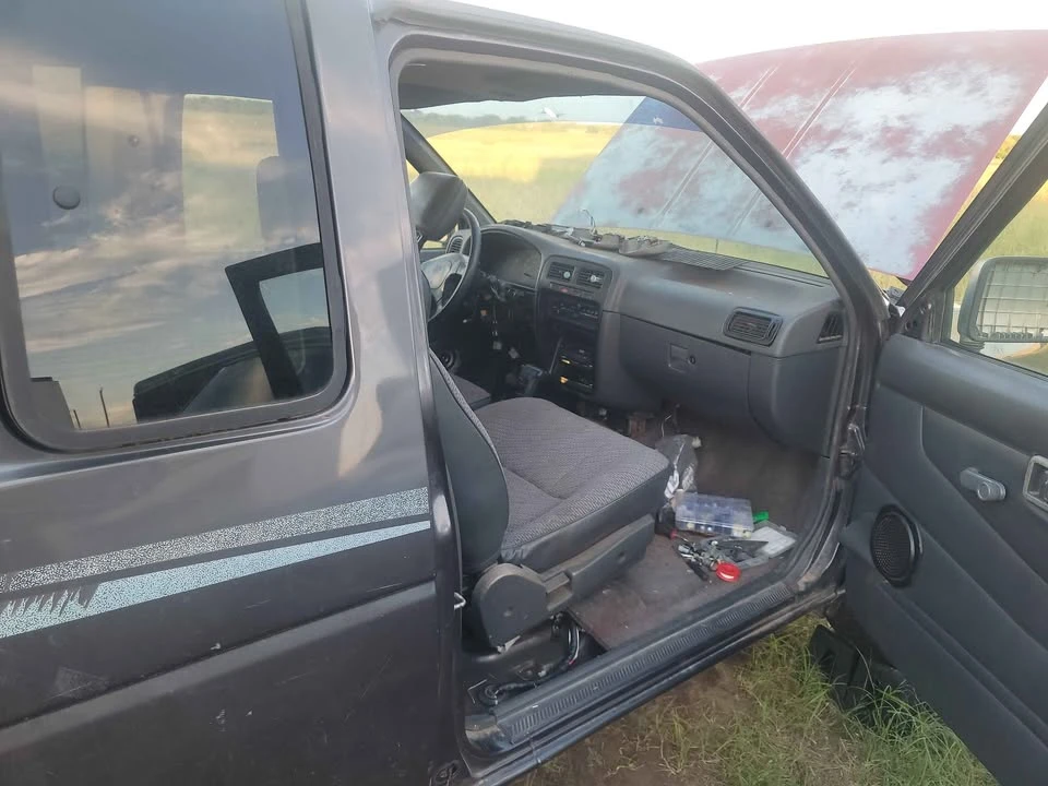 1996 Nissan Frontier - Image 5 of 5