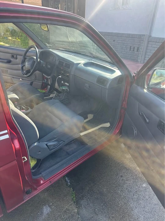 1996 Nissan Frontier - Image 2 of 11