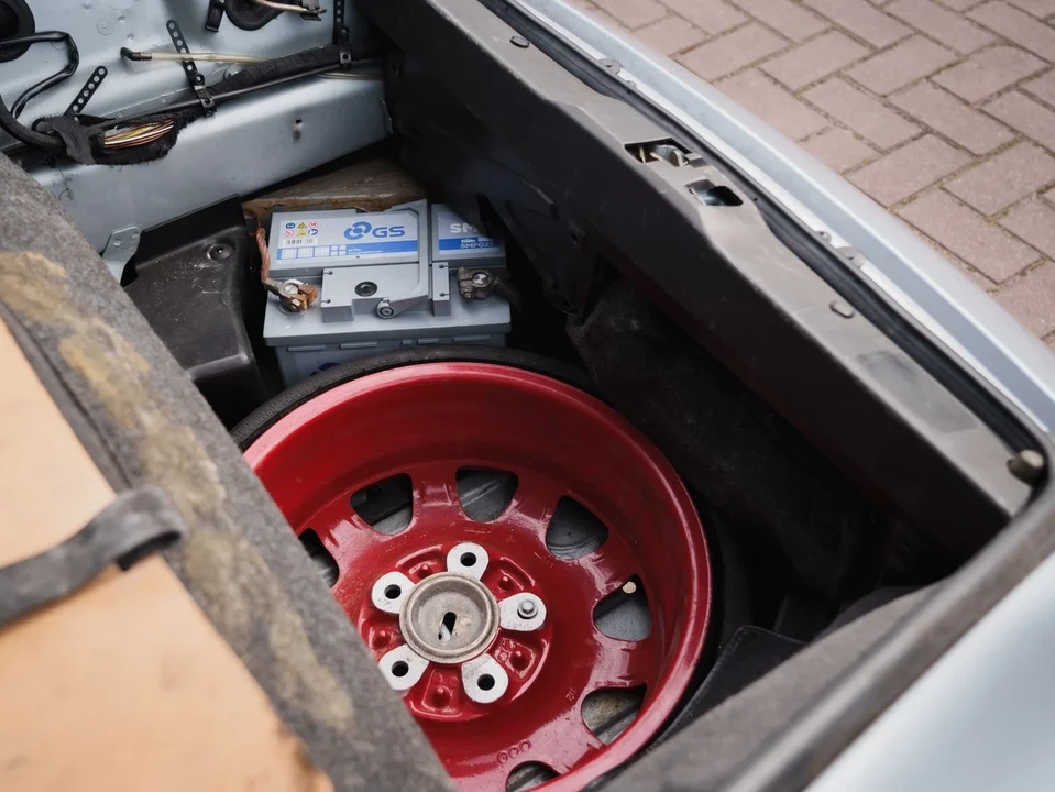 1996 Porsche 993 Carrera 4 - Image 25 of 31