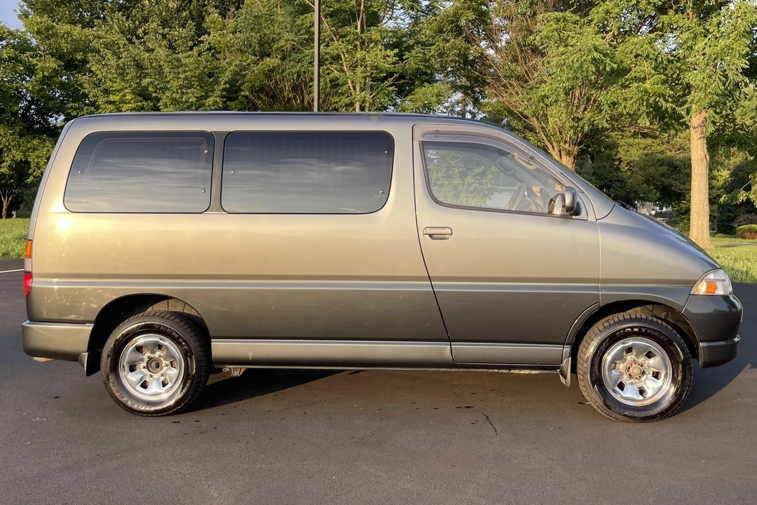 1996 Toyota Granvia 4th Gen - Image 3 of 31