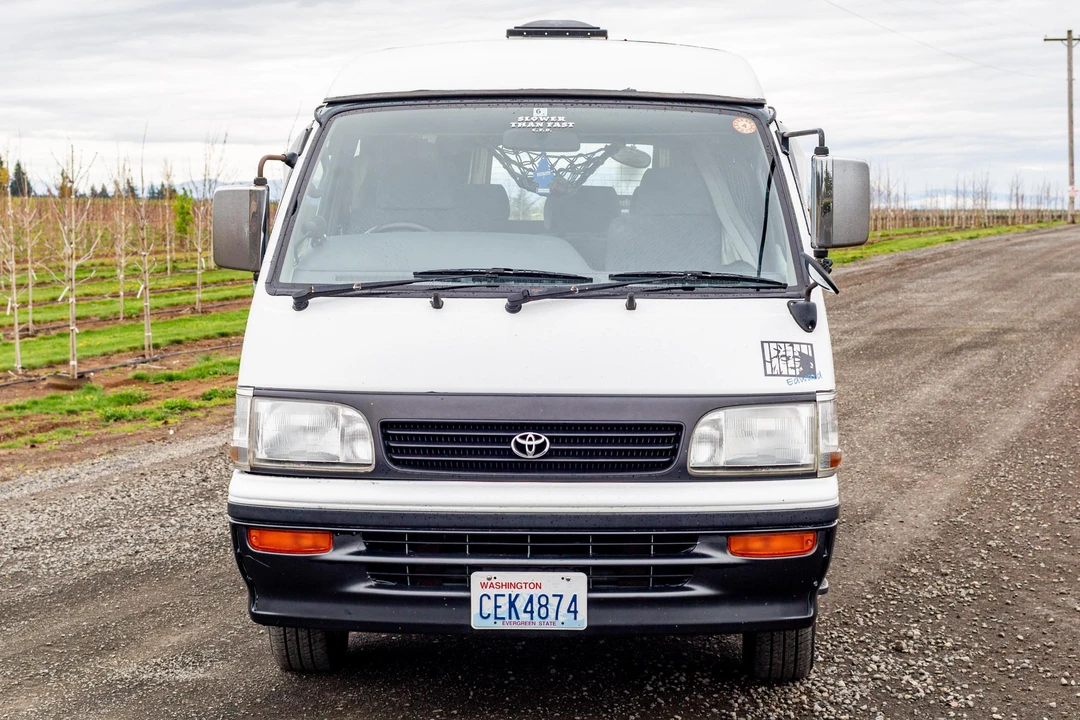 1996 Toyota HiAce 4th Gen - Image 2 of 31