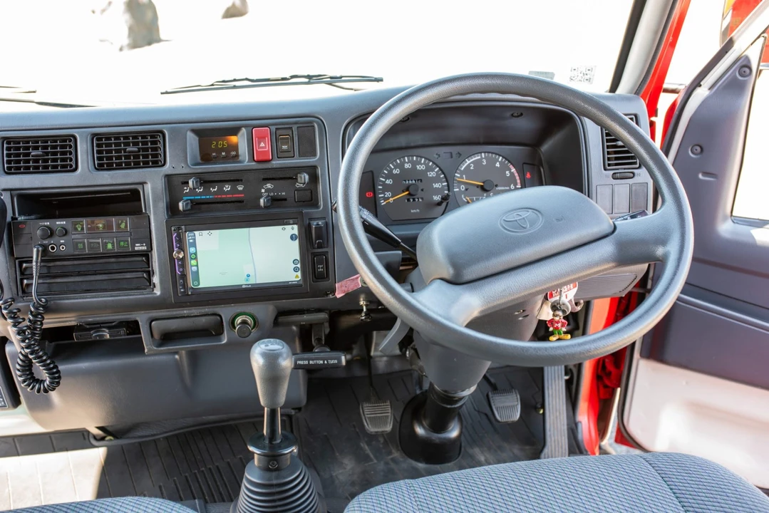 1996 Toyota HiAce 4th Gen - Image 5 of 7