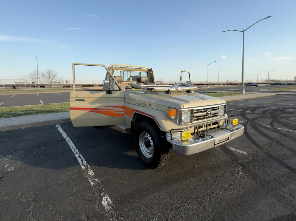 1996 Toyota J70 Land Cruiser - Image 9 of 31