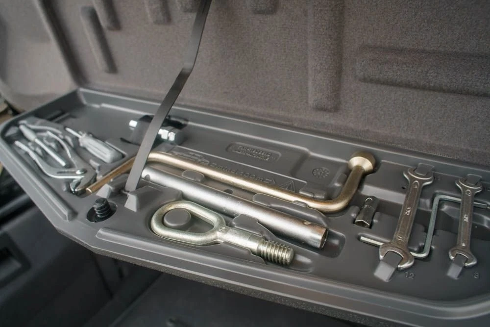 1997 BMW E38 7 Series - Image 17 of 21