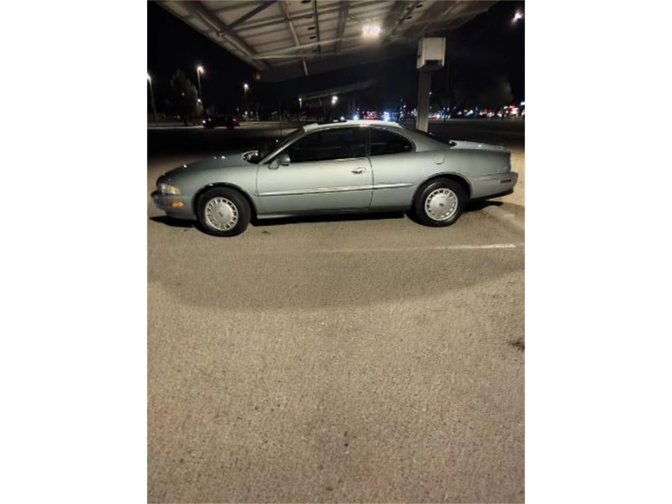 1997 Buick Riviera 8th Gen - Image 9 of 24