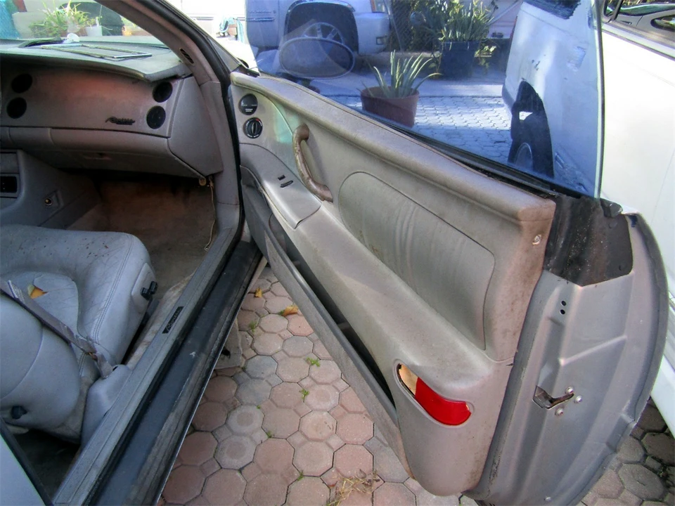 1997 Buick Riviera 8th Gen - Image 22 of 25
