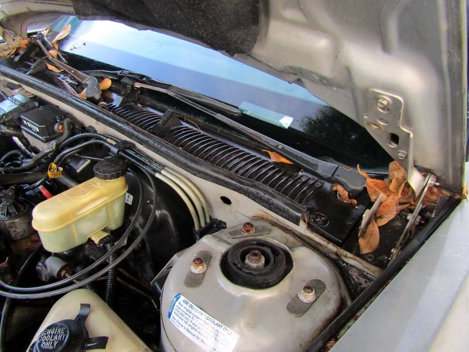 1997 Buick Riviera 8th Gen - Image 15 of 25