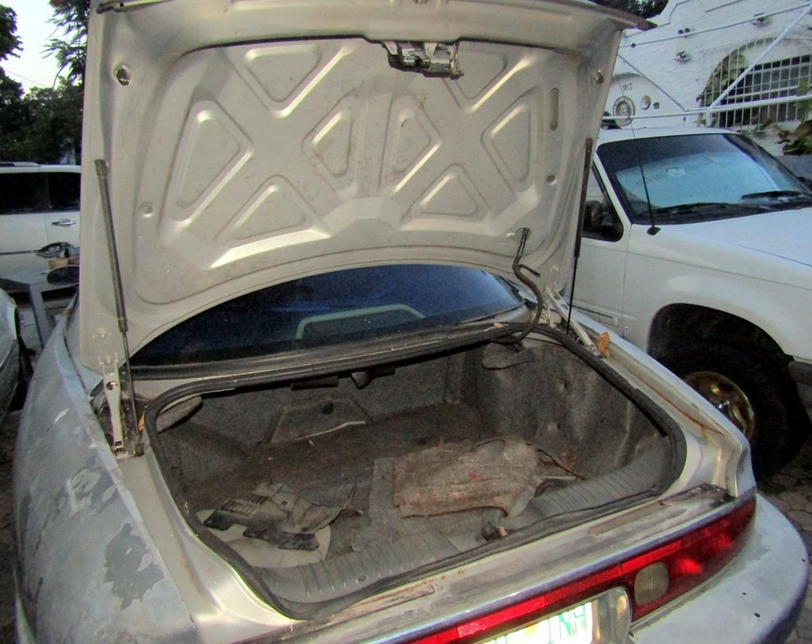 1997 Buick Riviera 8th Gen - Image 16 of 25