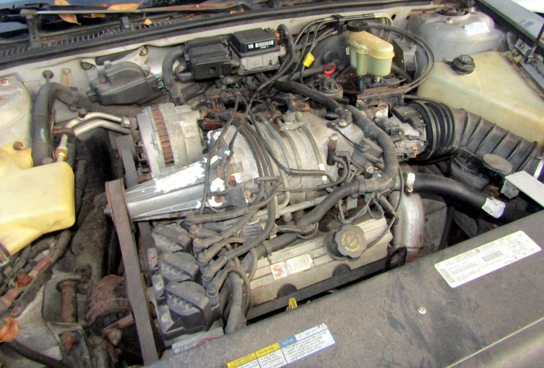 1997 Buick Riviera 8th Gen - Image 8 of 25