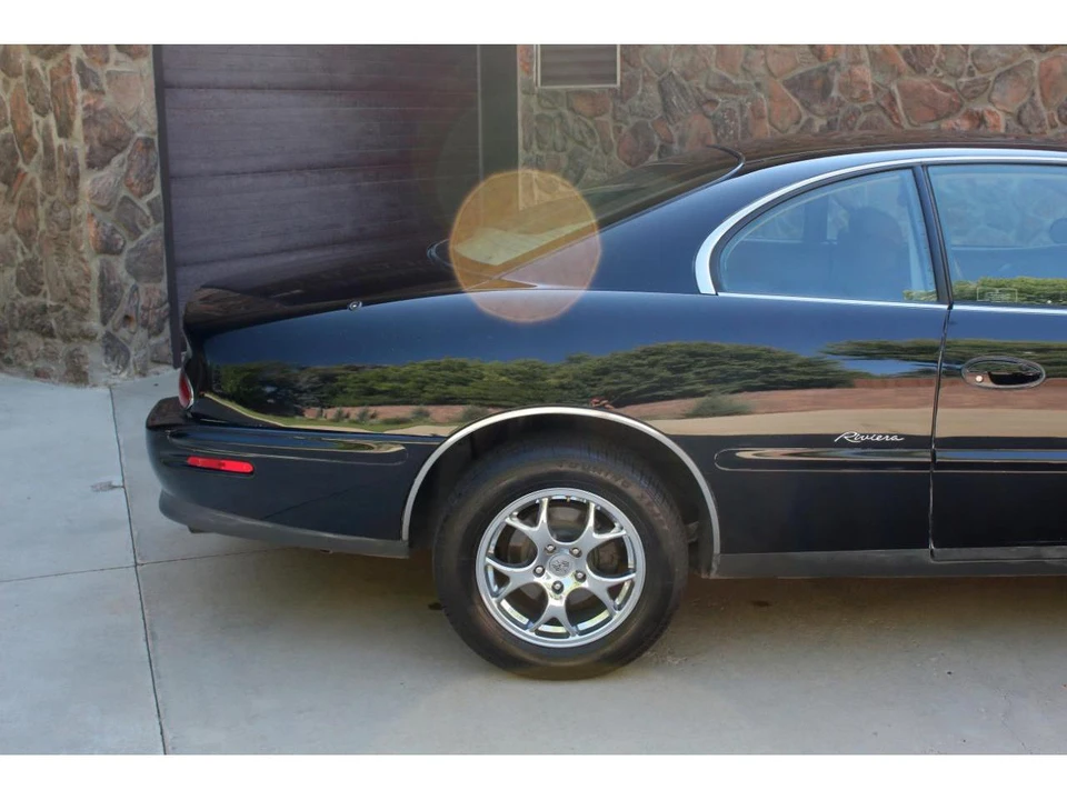 1997 Buick Riviera 8th Gen - Image 21 of 31