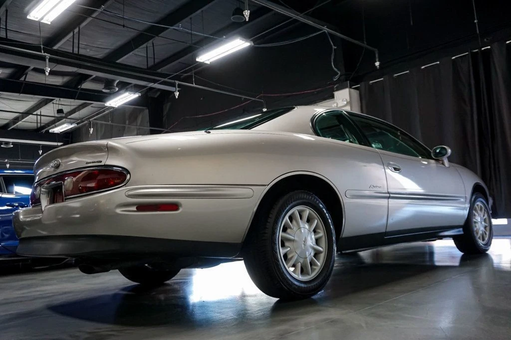 1997 Buick Riviera 8th Gen - Image 6 of 12
