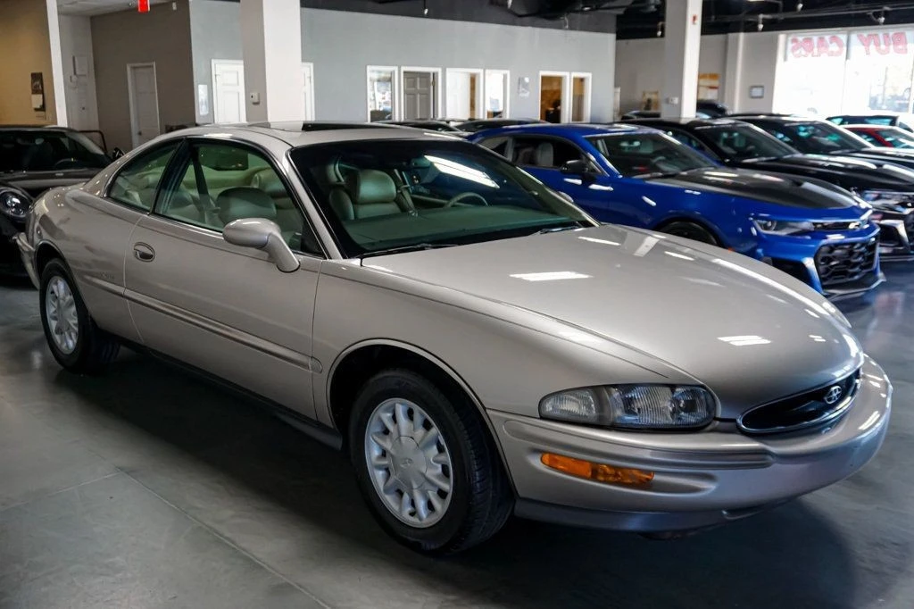 1997 Buick Riviera 8th Gen - Image 4 of 12