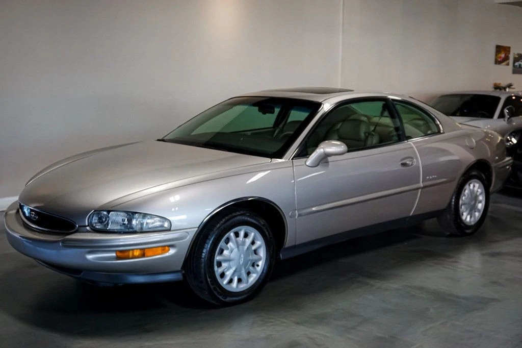 1997 Buick Riviera 8th Gen - Image 5 of 12