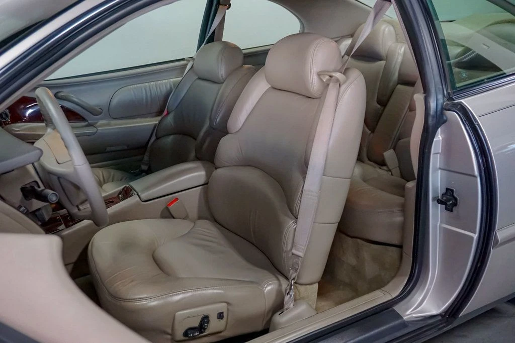 1997 Buick Riviera 8th Gen - Image 9 of 12