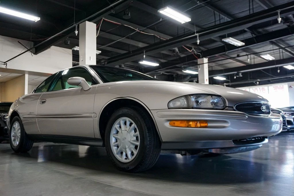 1997 Buick Riviera 8th Gen - Image 2 of 12