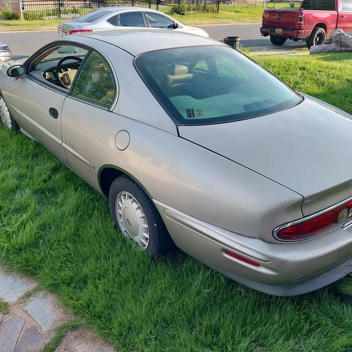 1997 Buick Riviera 8th Gen - Image 4 of 11