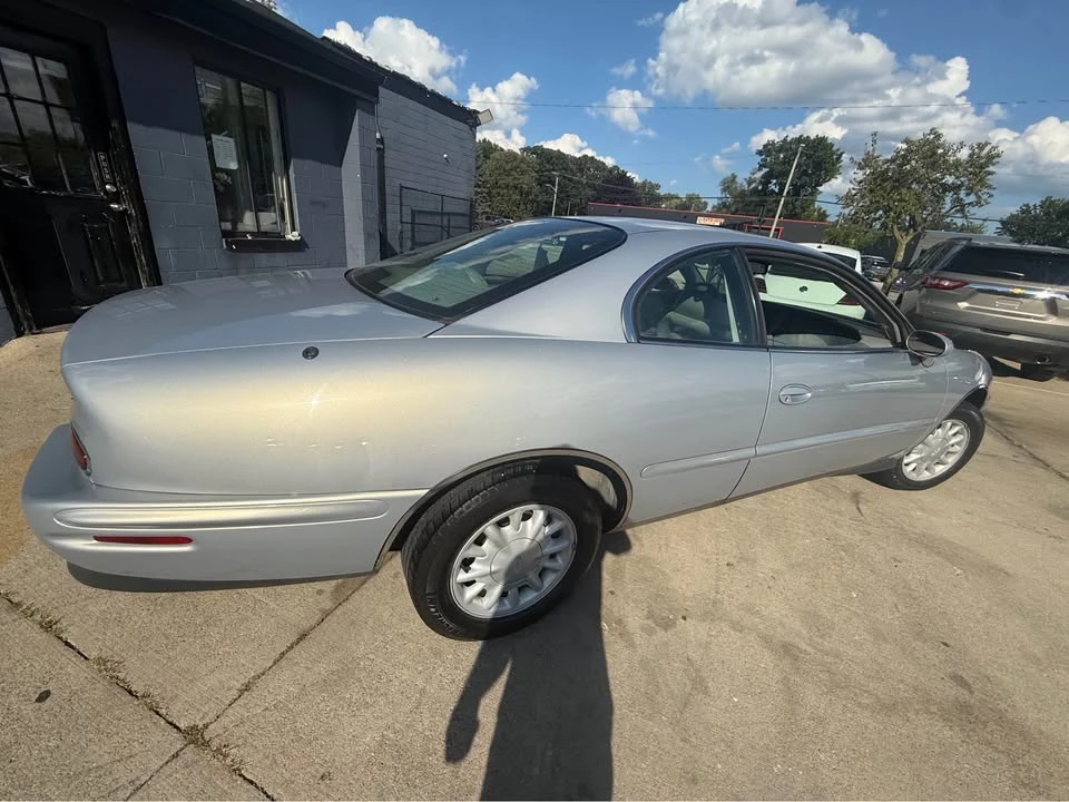 1997 Buick Riviera 8th Gen - Image 11 of 20