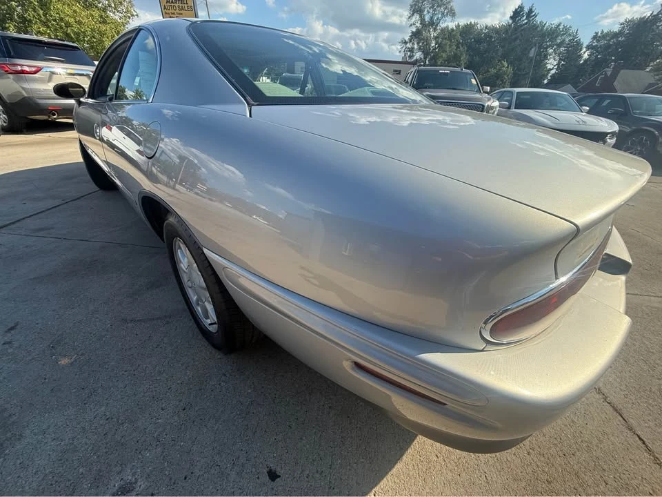 1997 Buick Riviera 8th Gen - Image 15 of 20