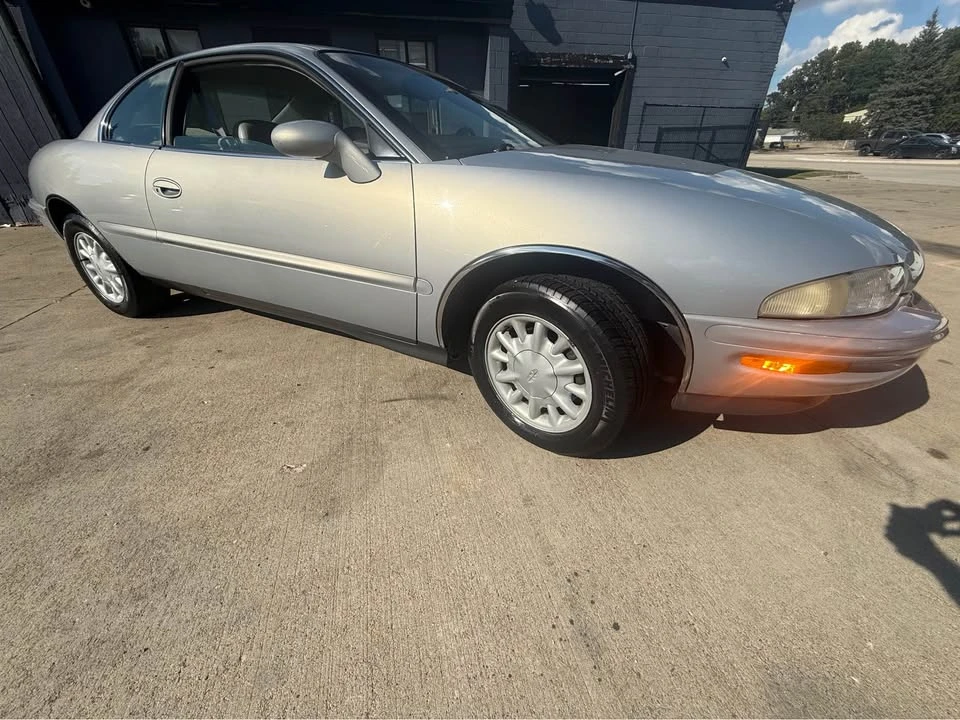 1997 Buick Riviera 8th Gen - Image 8 of 20