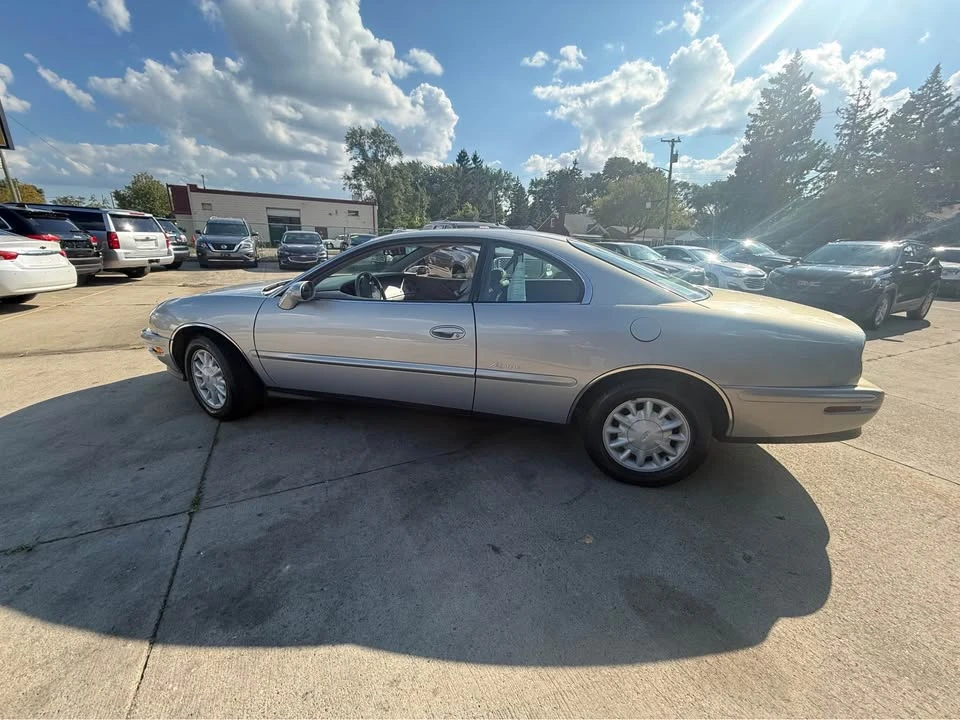 1997 Buick Riviera 8th Gen - Image 16 of 20