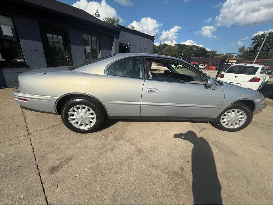 1997 Buick Riviera 8th Gen - Image 10 of 20