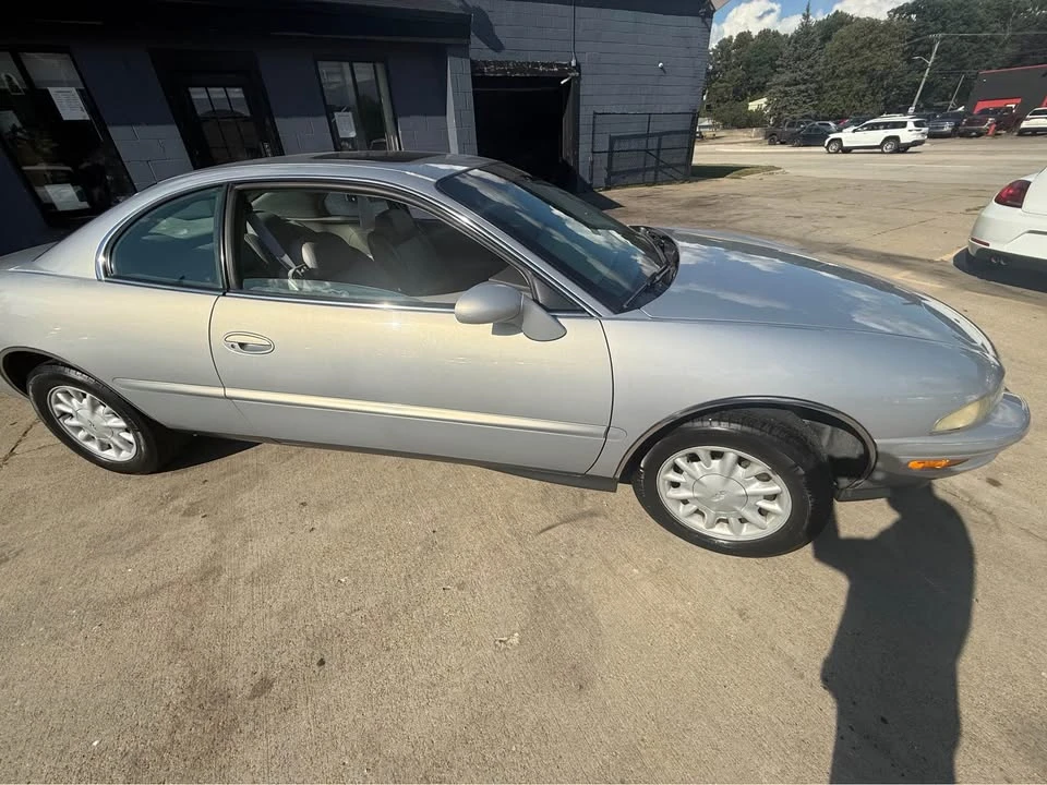 1997 Buick Riviera 8th Gen - Image 9 of 20