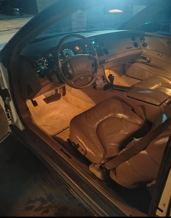 1997 Buick Riviera 8th Gen - Image 7 of 10
