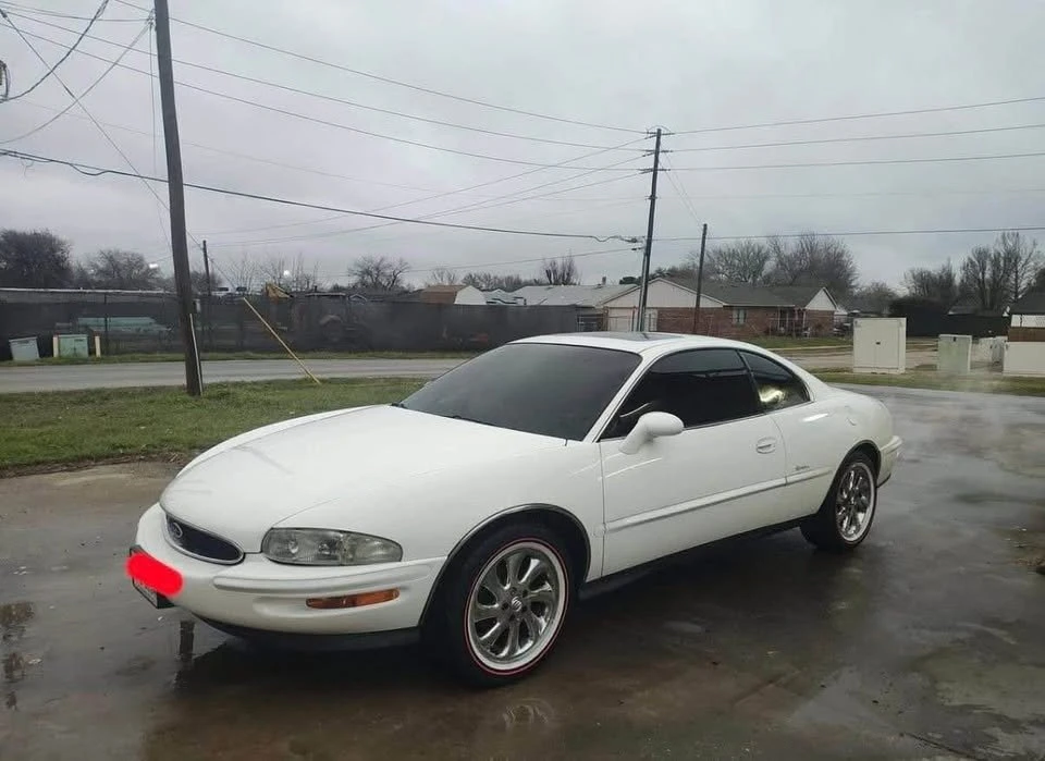1997 Buick Riviera 8th Gen - Image 4 of 10