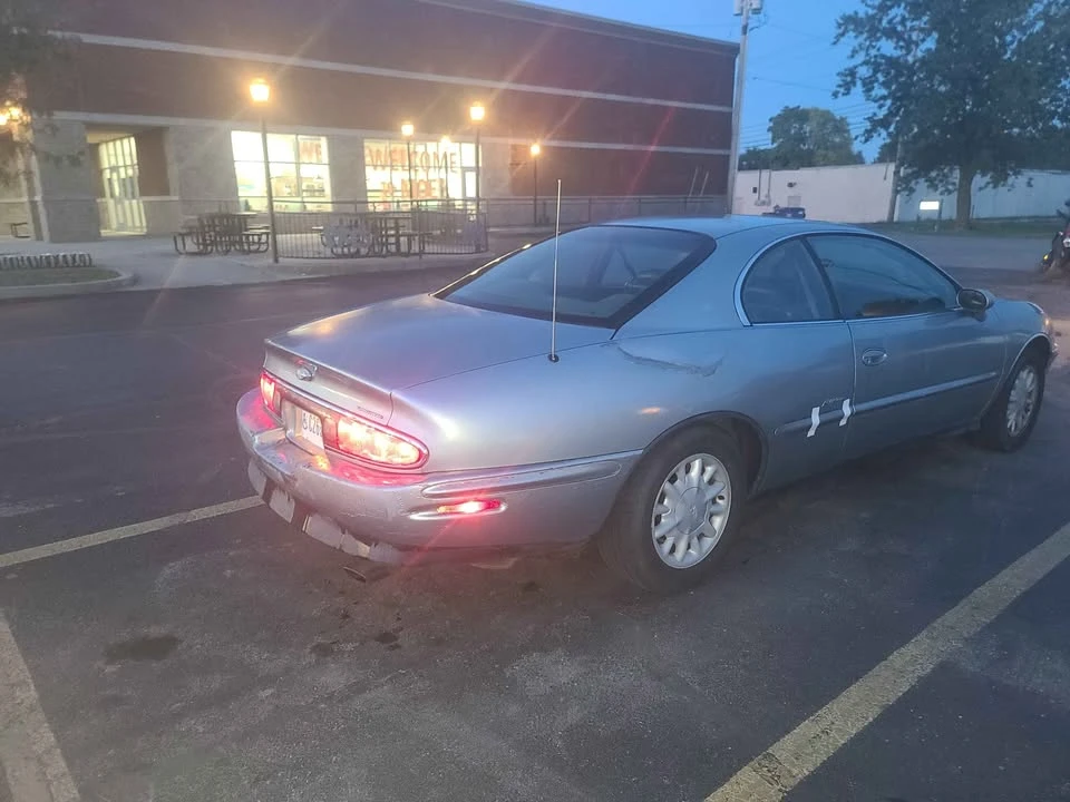 1997 Buick Riviera 8th Gen - Image 3 of 10